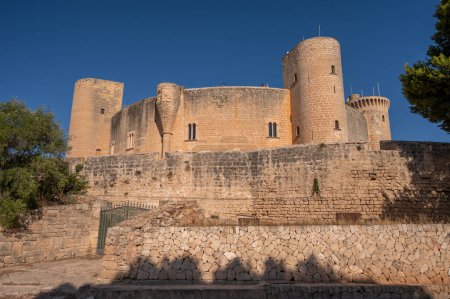 Foto de Vista del histórico Castillo de Bellver en Palma de Mallorca, España. - Imagen libre de derechos