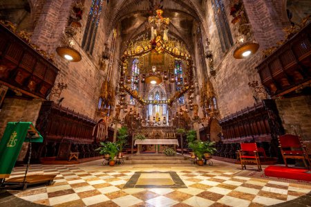 Foto de Palma de Mallorca, España - 28 de julio de 2023: Increíble catedral gótica de Santa María de Mallorca en Palma. - Imagen libre de derechos