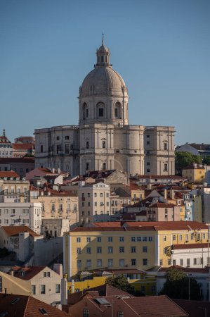 Foto de Lisboa, Portugal - 30 de julio de 2023: Hermosas vistas del Panteón Nacional desde un crucero en la ciudad vieja de Lisboa. - Imagen libre de derechos