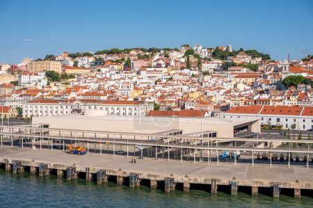 Foto de Lisboa, Portugal - 30 de julio de 2023: Hermosas vistas y arquitectura en la ciudad vieja de Lisboa. - Imagen libre de derechos