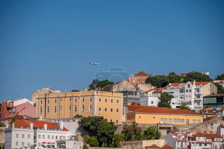 Foto de Lisboa, Portugal - 30 de julio de 2023: Hermosas vistas y arquitectura en la ciudad vieja de Lisboa. - Imagen libre de derechos