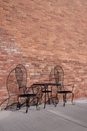 Tisch und Stühle an einem Backsteinladen in der Innenstadt von Granum.