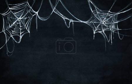 Téléchargez les photos : Silhouette toile d'araignée contre mur noir. Thème Halloween fond sombre. Aquarelle fond. - en image libre de droit