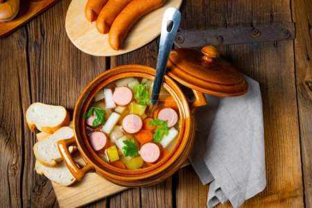 Kartoffelkohlrabi-Suppe mit Bockwurst