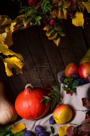 Téléchargez les photos : Divers fruits dans une boîte en bois avec des feuilles d'automne - en image libre de droit