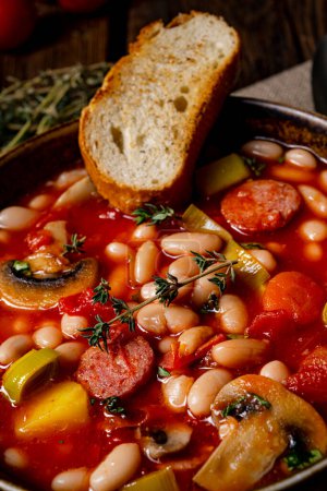 Téléchargez les photos : Soupe de haricots rustique aux pommes de terre et saucisses - en image libre de droit