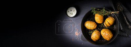 Téléchargez les photos : Pommes de terre hasselback au quark et aux herbes - en image libre de droit