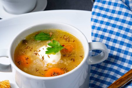 Foto de Deliciosa sopa de alcaravea polaca vieja con crema - Imagen libre de derechos