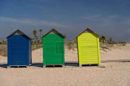 Foto de El viento en la orilla del mar en España en primavera. Casas de playa de colores brillantes en la playa de arena. Castellón - Imagen libre de derechos