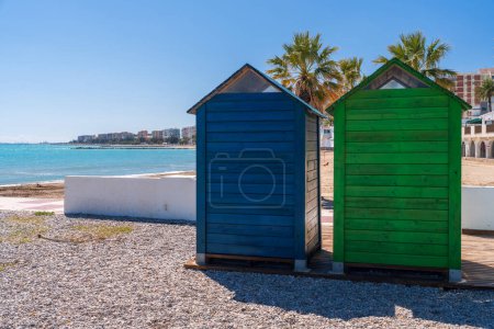 Foto de El viento en la orilla del mar en España en primavera. Casas de playa de colores brillantes en la playa de arena. Castellón - Imagen libre de derechos