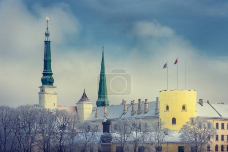 Foto de Riga en un frío día de invierno. Palacio Presidencial en el terraplén del río Daugava en invierno. Banderas de Letonia y el Presidente en el techo del castillo. - Imagen libre de derechos
