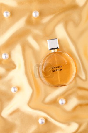 Foto de Frasco de perfume. Posibilidad Chanel con perlas sobre fondo amarillo, plano y vista superior espacio de copia. - Imagen libre de derechos