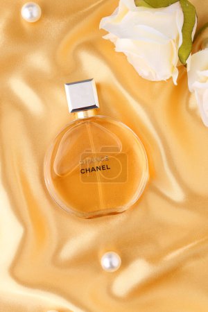 Téléchargez les photos : Flacon de parfum. Chance Chanel avec des fleurs sur fond jaune, Coucher plat et copier l'espace vue du dessus. - en image libre de droit