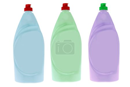 Téléchargez les photos : Ensemble de bouteilles en plastique colorées isolées sur fond blanc - en image libre de droit