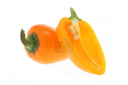 Téléchargez les photos : Mini poivrons doux sur fond blanc - en image libre de droit