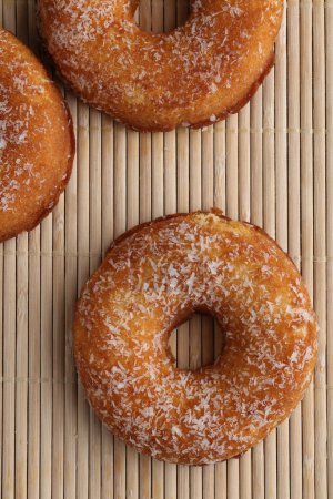 Téléchargez les photos : Donuts polonais, beignets sucrés traditionnels - en image libre de droit