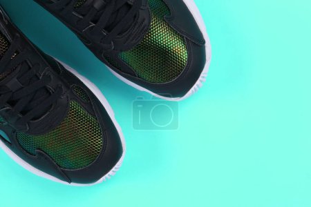 Téléchargez les photos : Paire de chaussures de sport sur fond coloré. espace de copie. - en image libre de droit