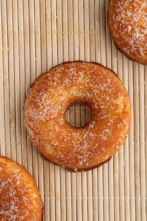 Téléchargez les photos : Donuts polonais, beignets sucrés traditionnels - en image libre de droit