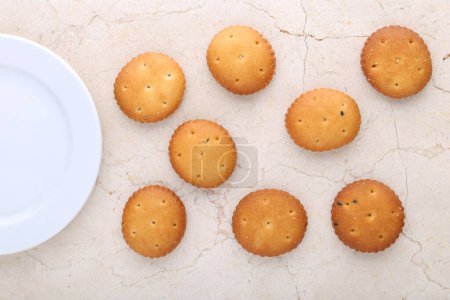 Téléchargez les photos : Composition plate avec biscuits au chocolat - en image libre de droit