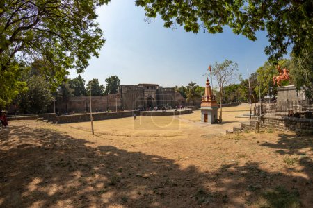 Téléchargez les photos : Vue de face du palais royal situé dans le centre de la ville de Pune connu sous le nom de Shaniwar Wada - en image libre de droit