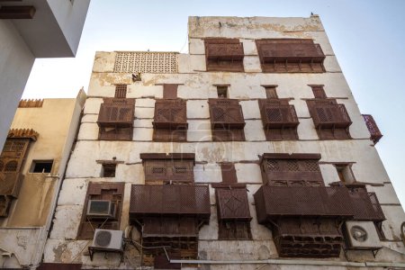 Foto de Ciudad vieja en Jeddah, Arabia Saudita conocida como Jeddah Histórico. Antiguo edificio en la UNESCO Patrimonio de la Humanidad pueblo histórico Al Balad. - Imagen libre de derechos