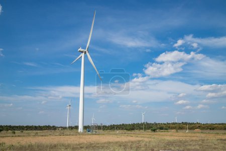 Téléchargez les photos : Éoliennes sur le fond d'herbe bleue et verte dans le domaine - en image libre de droit