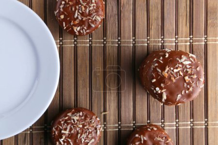 Téléchargez les photos : Biscuits au chocolat avec revêtement de chocolat à raser la noix de coco et noix de coco - en image libre de droit