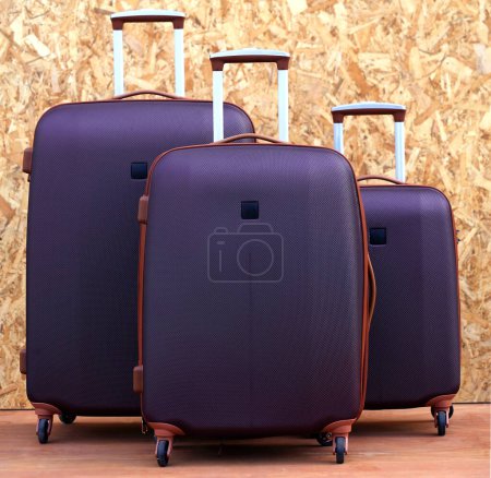 Foto de Cerrar maletas equipaje en el fondo de textura - Imagen libre de derechos
