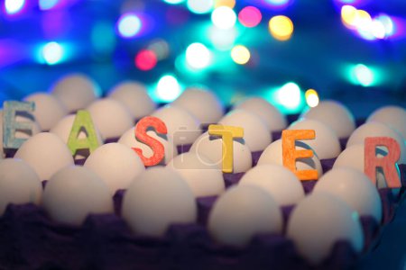Foto de Tarjeta de Pascua feliz con huevos de Pascua - Imagen libre de derechos