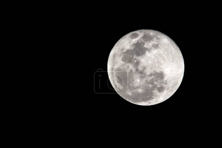 Téléchargez les photos : Grande lune en pleine phase avec des cratères détaillés visibles sur ses bords - en image libre de droit