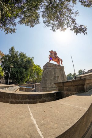 Téléchargez les photos : Vue de face du palais royal situé dans le centre de la ville de Pune connu sous le nom de Shaniwar Wada - en image libre de droit