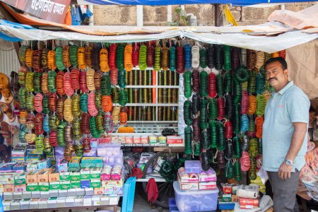 Téléchargez les photos : Bracelets poignets indiens colorés empilés en tas sur l'affichage - en image libre de droit