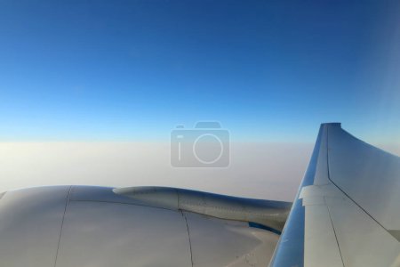 Foto de Amanecer por la mañana con ala de un avión
. - Imagen libre de derechos