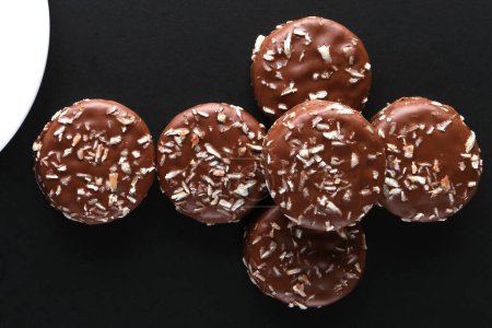 Téléchargez les photos : Biscuits au chocolat avec revêtement de chocolat à raser la noix de coco et noix de coco - en image libre de droit