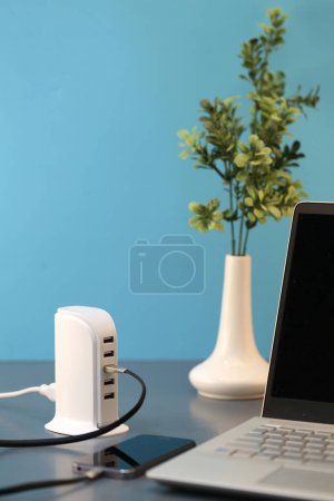 Foto de Un concentrador USB en un escritorio de oficina - Imagen libre de derechos