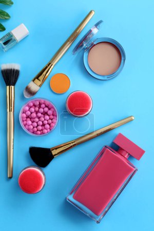 Foto de Productos de maquillaje de bolsa cosmética - Imagen libre de derechos
