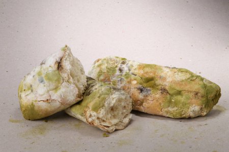 Foto de El moho en el pan. Alimentos en mal estado que son perjudiciales para el consumo - Imagen libre de derechos