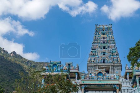 Foto de COIMBATORE, INDIA - 5 de marzo de 2022 hermoso dios dios marudhamalai templo murugan vista de la torre gopuram. Templo Swami Marudhamalai Arulmigu Subramanya - Imagen libre de derechos