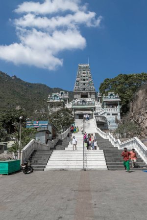 Téléchargez les photos : COIMBATORE, INDE - 5 mars 2022 magnifique marudhamalai seigneur dieu murugan temple gopuram tour vue. Temple Marudhamalai Arulmigu Subramanya Swami - en image libre de droit