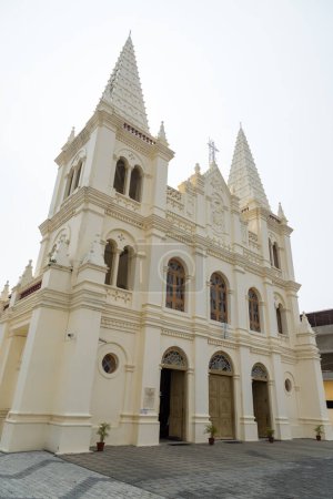 Basílica de Santa Cruz o Iglesia Católica Romana de la Diócesis de Cochin ubicada en Fort Kochi en Cochin, India