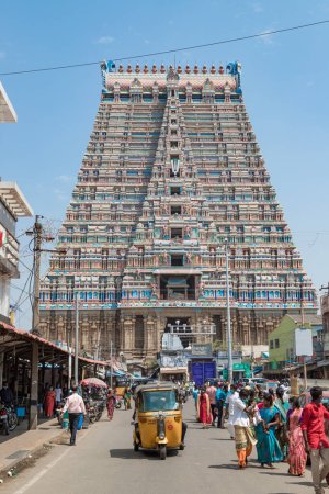 Foto de Tiruchirappalli, Tamil Nadu, India 13 de marzo de 2022 Rajagopuram, o puerta principal, al templo de Sri Ranganatha Swamy en Tiruchirappalli. - Imagen libre de derechos
