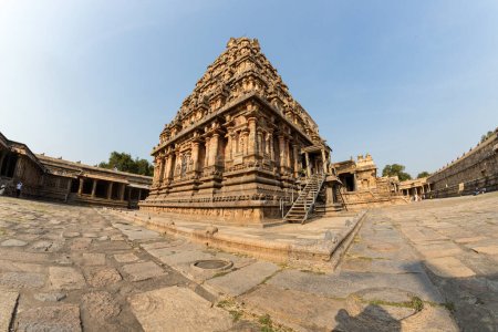 Téléchargez les photos : Le temple Airavatesvara est un temple hindou de l'architecture dravidienne situé dans la ville de Darasuram, près de Kumbakonam, district de Thanjavur dans l'État du Tamil Nadu en Inde du Sud.. - en image libre de droit