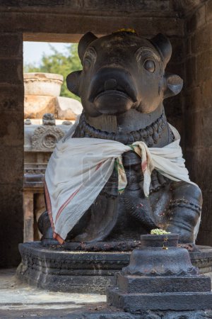 Téléchargez les photos : Statue de Nandhi dans le temple Airavatesvara, Darasuram, Tamil Nadu, Inde. Un des grands temples vivants du Chola - Site du patrimoine mondial de l'UNESCO - en image libre de droit