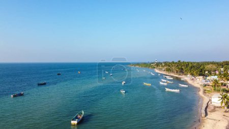Téléchargez les photos : Vue aérienne de la plage de Pamban Rameswaram, Tamil Nadu, Inde. Tourné de la route Kochi-Dhanushkodi. - en image libre de droit
