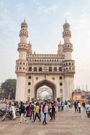 Foto de Hyderbad, Telangana, India 24 de marzo de 2022. Charminar el lugar más turístico de Hyderabad y Hyderabad patrimonio famoso está lleno de turistas. - Imagen libre de derechos