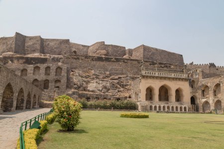 Téléchargez les photos : Vue sur le fort historique Golkonda à Hyderabad, en Inde.Les ruines du fort Golconda - en image libre de droit