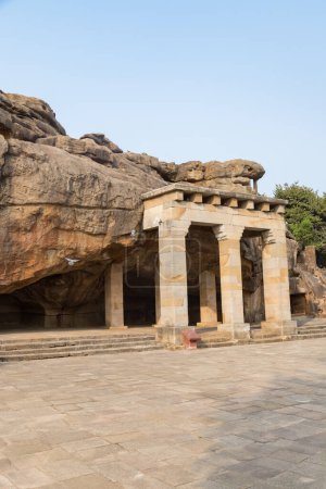 Foto de Rani Gumpha o cueva de la reina "en udayagiri y khandagiri Cuevas bhubaneswar odisha India. Rani gumpha es una cueva de dos pisos cortada en roca y fue construida en el siglo II aC por el rey Kharavela. - Imagen libre de derechos