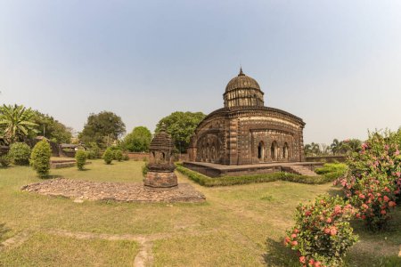 Téléchargez les photos : Temple hindou en terre cuite orné de sculptures construit au XVIIe siècle Radhashyam mandir à Bishnupur, Bengale occidental Inde. - en image libre de droit