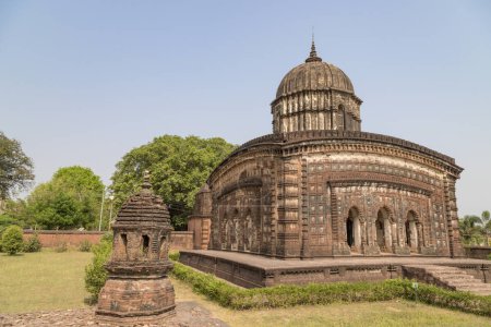 Téléchargez les photos : Temple hindou en terre cuite orné de sculptures construit au XVIIe siècle Radhashyam mandir à Bishnupur, Bengale occidental Inde. - en image libre de droit
