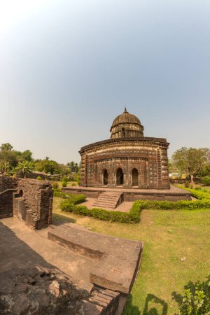 Foto de Templo hindú de terracota tallado adornadamente construido en el mandir Radhashyam del siglo XVII en bishnupur, bengala occidental India. - Imagen libre de derechos